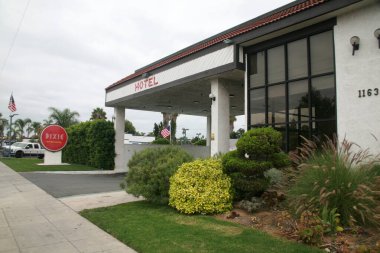 Stanton, California - ABD - 17-2023: Dixie Orange County Oteli. Dixie Orange County Oteli 'ndeki odalar düz ekran televizyon, buzdolabı, klima ve bedava Wi-Fi sağlıyor.. 