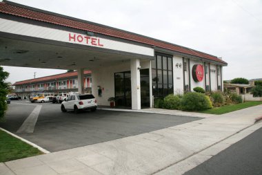 Stanton, California - ABD - 17-2023: Dixie Orange County Oteli. Dixie Orange County Oteli 'ndeki odalar düz ekran televizyon, buzdolabı, klima ve bedava Wi-Fi sağlıyor.. 