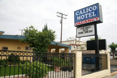 Stanton, California - ABD - 17-2023: Calico Motel. Anaheim 'daki Calico Motel, Knott' un Böğürtlen Çiftliği ve Ortaçağ 'a arabayla 5 dakikalık yol. DVD oynatıcı ve LCD televizyonlu 18 klimalı oda..