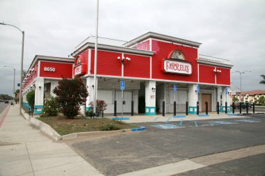 Buena Park, California - ABD - 17-2023: Farrell 's Dondurma Salonu. Kapalı ve terk edilmiş bir bina. Farrell Dondurma Şirketi 2019 'da kapanmış. Farrell 'ın Dondurma ve Restoranı