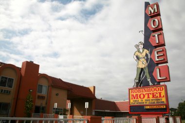 Anaheim California - ABD - 17-2023: Robinhood Motel. Anaheim 'da, Knotts Berry Farm' a 3.5 km uzaklıkta bulunan Robinhood Motel ücretsiz Wi-Fi ve ücretsiz özel park olanaklarına sahiptir..