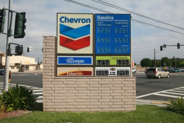 Stanton, California - ABD - 17 Eylül 2023: Eylül 2023 Benzin Fiyatları. Sembol Benzin İstasyonu Fiyatları İşareti. Benzin fiyatları şu anda 6 dolar arasında. 29 - galon başına 6.69 dolar..