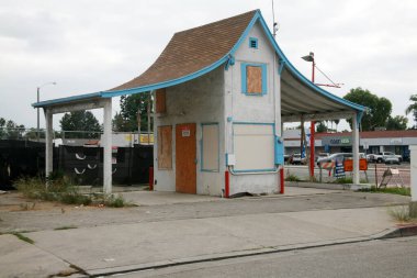 Orange, California - ABD - 17-2023: Ülkedeki en eski benzin istasyonunun kalıntıları. 1927 'de inşa edilen 100 metrekare, iki katlı yapı bir benzin istasyonunun ofisi olarak hizmet verdi..