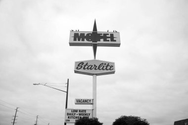 Stanton, California - ABD - 17-2023: Starlite Motel. Knott 'un Böğürtlen Çiftliği yakınlarında bir motel. Ortaçağ 'a yakın. Starlite Motel müşterileri ücretsiz Wi-Fi ve Ücretsiz Park 'a bağlanabilir.