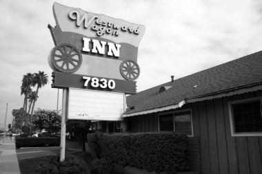 Buena Park, Kaliforniya - ABD - 17-2023: Westward Wagon Inn. Buena Park, Ca 'daki yol kenarı moteli. Süssüz, klimalı odaların temel mobilyaları ve dcor 'u vardır. Disneyland 'den 4.6 mil uzakta.