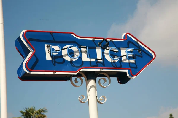 Polizei Neon Police Pfeilschild Ein Schild Der Polizei Weist Auf — Stockfoto