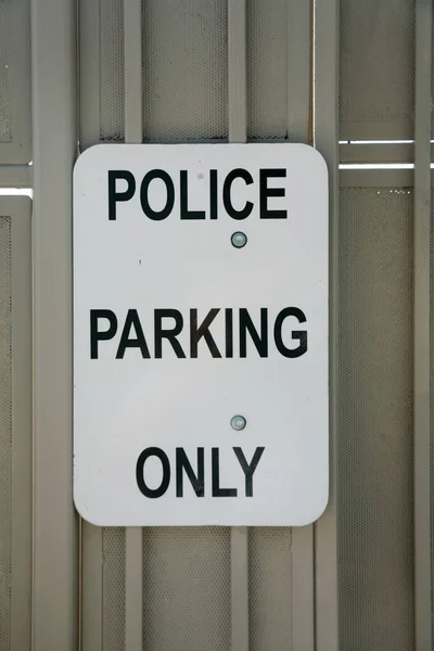 Тільки Поліцейські Парковки Паркувальний Знак Підпис Парковки Кімната Тексту Поліцейський — стокове фото