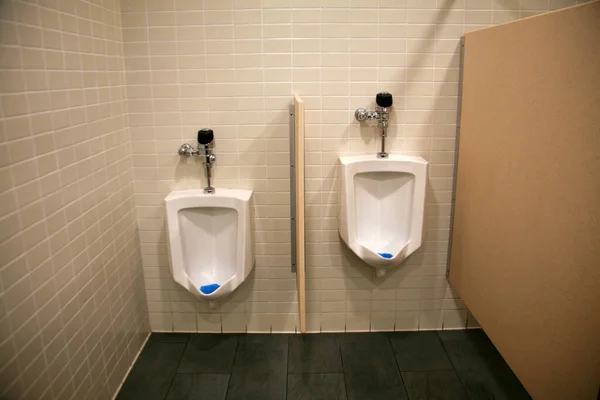 尿尿厕所 休息吧 公共休息室 公共浴室里的尿液 浴室的设备 厕所里有现代的白色小便池男厕的概念 — 图库照片