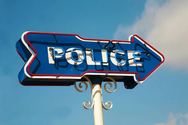 Αστυνομία Σύμβολο Νέον Βέλος Της Αστυνομίας Αστυνομική Πινακίδα Που Δείχνει — Φωτογραφία Αρχείου