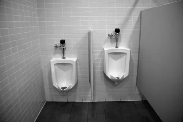 ウリナール トイレ トイレ 公共トイレ 公共の浴室にいるウリヌス バスルーム設備 公共のトイレ トイレに白い尿が入っています 男性用トイレのコンセプト 男性用バスルーム — ストック写真