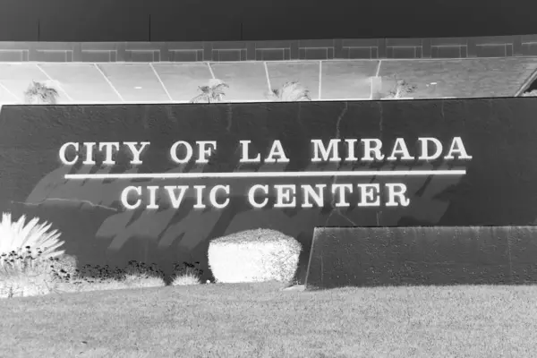 La Mirada, California - ABD - 13 Eylül 2023: La Mirada Şehir Merkezi. La Mirada Faaliyet Merkezi. Şehir Merkezi Plazası. La Mirada şehri 23 Mart 1960 tarihinde kurulmuştur. Şehir Merkezi.