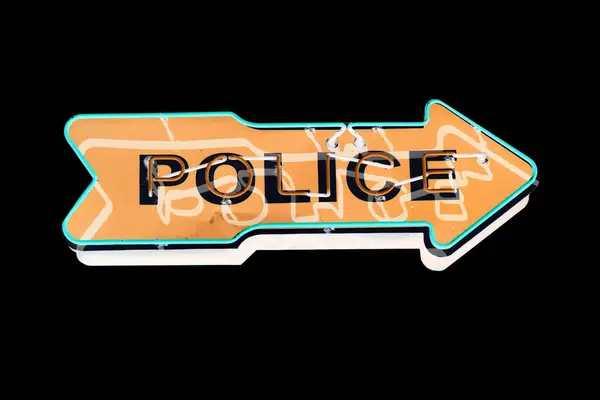 警察だ ネオンポリス矢印 警察署を指差した警察署 曇った空にサイン ネオンサイン ブルー ネオン レッド ネオン 広告する — ストック写真
