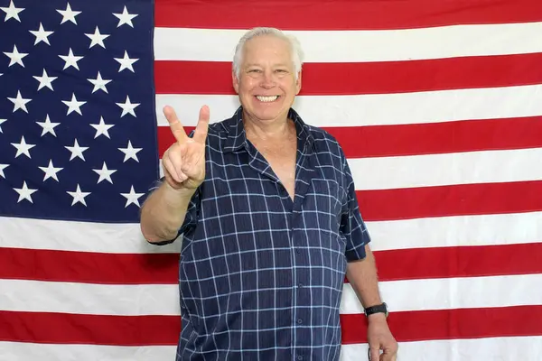 Proud American Man Salutes Poses Front American Flag While Waiting — Stock Photo, Image