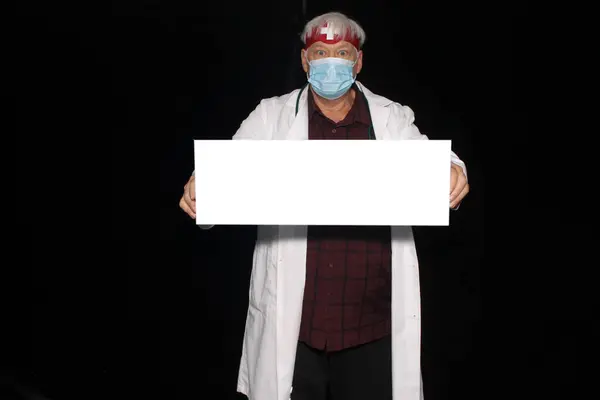 Doctor Holds Blank White Sign Room Your Message Advertising Images — Stock Photo, Image