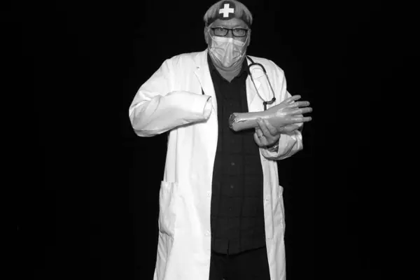 ドクターは彼の手が黒い背景と彼の腕から分離していることを発見したときにショックを受けます 悪い医学に注意してください ハロウィン衣装 医療緊急事態について — ストック写真