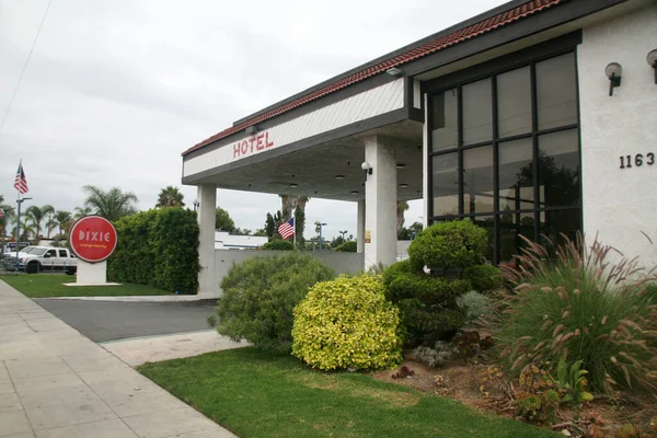 Stanton, California - ABD - 17-2023: Dixie Orange County Oteli. Dixie Orange County Oteli 'ndeki odalar düz ekran televizyon, buzdolabı, klima ve bedava Wi-Fi sağlıyor.. 