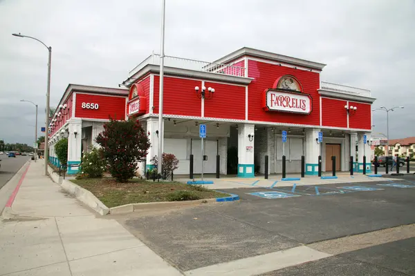 stock image Buena Park, California - USA - September 17-2023: Farrell's Ice Cream Parlor. Closed and Abandoned building. Farrell's Ice Cream corporation closed business in 2019. Farrell's Ice Cream and Restaurant