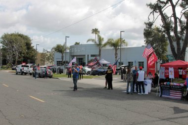 Costa Mesa, Kaliforniya - ABD - 29 Mart 2025 Cumartesi D.O.G.E. Parti ve Ralli. D.O.G.E. Tesla Araba galerisinde Başkan Donald 'ı kutlamak için parti var. J. Trump ve Elon Musk.. 