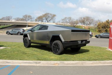 Costa Mesa, Californi - ABD - 29 Mart 2025 Cumartesi Tesla Elektrikli Araba Satıcısı. Tesla Elektrikli Arabalar. 