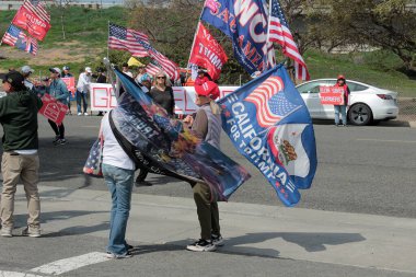 Costa Mesa, Kaliforniya - ABD - 29 Mart 2025 Cumartesi D.O.G.E. Parti ve Ralli. D.O.G.E. Tesla Araba galerisinde Başkan Donald 'ı kutlamak için parti var. J. Trump ve Elon Musk.. 