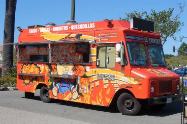 Yemek kamyonu. Meksika 'lı bir yemek kamyonu bir çiftçi pazarında oturur ve bir iki dürüm ya da taco yemek isteyen aç müşterilere servis yapmaya hazırdır..