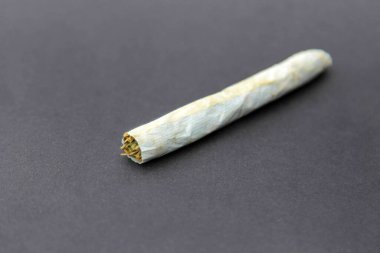 Marihuana. Kenevir Sativa. Esrar Indica. Marihuanayı Buds 'la sardık. Marihuana artık Amerika Birleşik Devletleri 'nin çoğunda tüketim için yasaldır. Uyuşturucu masasında esrar, ot ve esrar, akıl sağlığı veya CB için ot ve thc yardımları