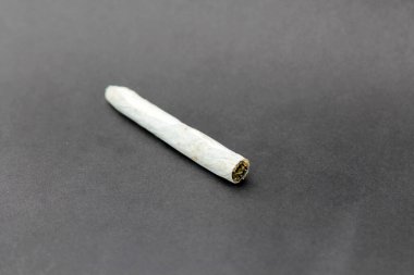 Marihuana. Kenevir Sativa. Esrar Indica. Marihuanayı Buds 'la sardık. Marihuana artık Amerika Birleşik Devletleri 'nin çoğunda tüketim için yasaldır. Uyuşturucu masasında esrar, ot ve esrar, akıl sağlığı veya CB için ot ve thc yardımları