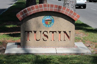Tustin, California - ABD - 30 Nisan 2025: Tustin, Kaliforniya Sınır İşareti. Tustin, Orange County California 'da Disneyland ve Knotts Berry Farm yakınlarında. Plajlar ve dağlar da kapalı.. 