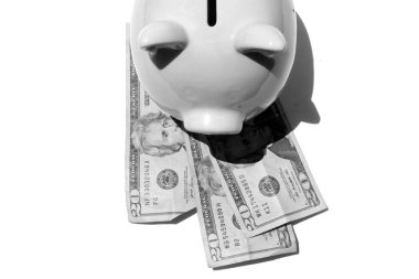 Borca batmış domuz kumbarası, suya batıyor. İflas ve iş krizi kavramı. Domuz Kumbarası Borç içinde boğulma riskiyle karşı karşıya. Ekonomik kriz bankacılığı. Başını suyun üstünde tut.