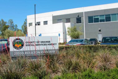 Lake Forest, California - ABD - 11 Mayıs 2025: Orange County, Sosyal Hizmetler Ajansı. SSA, sunulan birçok sosyal hizmet programının planlanmasından, uygulanmasından ve işletilmesinden sorumludur.. 