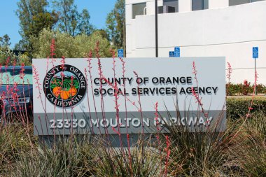Lake Forest, California - ABD - 11 Mayıs 2025: Orange County, Sosyal Hizmetler Ajansı. SSA, sunulan birçok sosyal hizmet programının planlanmasından, uygulanmasından ve işletilmesinden sorumludur.. 