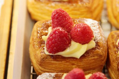 Kahvaltı çörekleri. Güne sağlıklı bir kahvaltıyla başla. Besleyici ve enerjik bir sabah yemeği için mükemmel. Taze pişmiş hamur işleri. Tatlı ve hamur işleri. Kafe menüsü, kahvaltı sepeti. Atıştırmalık ve tatlı. İkram. Kahvaltı yiyecekleri. Çörek..