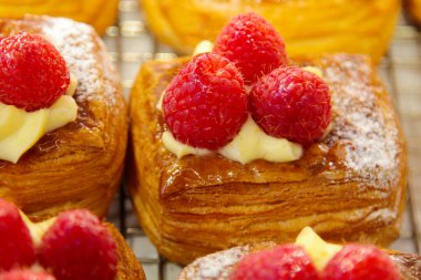 Kahvaltı çörekleri. Güne sağlıklı bir kahvaltıyla başla. Besleyici ve enerjik bir sabah yemeği için mükemmel. Taze pişmiş hamur işleri. Tatlı ve hamur işleri. Kafe menüsü, kahvaltı sepeti. Atıştırmalık ve tatlı. İkram. Kahvaltı yiyecekleri. Çörek..