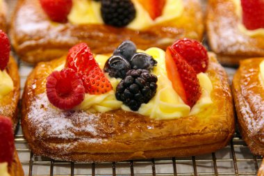 Kahvaltı çörekleri. Güne sağlıklı bir kahvaltıyla başla. Besleyici ve enerjik bir sabah yemeği için mükemmel. Taze pişmiş hamur işleri. Tatlı ve hamur işleri. Kafe menüsü, kahvaltı sepeti. Atıştırmalık ve tatlı. İkram. Kahvaltı yiyecekleri. Çörek..