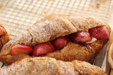 Kahvaltı çörekleri. Güne sağlıklı bir kahvaltıyla başla. Besleyici ve enerjik bir sabah yemeği için mükemmel. Taze pişmiş hamur işleri. Tatlı ve hamur işleri. Kafe menüsü, kahvaltı sepeti. Atıştırmalık ve tatlı. İkram. Kahvaltı yiyecekleri. Çörek..