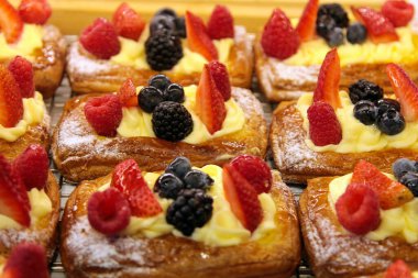 Kahvaltı çörekleri. Güne sağlıklı bir kahvaltıyla başla. Besleyici ve enerjik bir sabah yemeği için mükemmel. Taze pişmiş hamur işleri. Tatlı ve hamur işleri. Kafe menüsü, kahvaltı sepeti. Atıştırmalık ve tatlı. İkram. Kahvaltı yiyecekleri. Çörek..