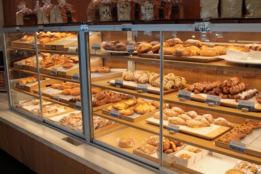 Kahvaltı çörekleri. Güne sağlıklı bir kahvaltıyla başla. Besleyici ve enerjik bir sabah yemeği için mükemmel. Taze pişmiş hamur işleri. Tatlı ve hamur işleri. Kafe menüsü, kahvaltı sepeti. Atıştırmalık ve tatlı. İkram. Kahvaltı yiyecekleri. Çörek..