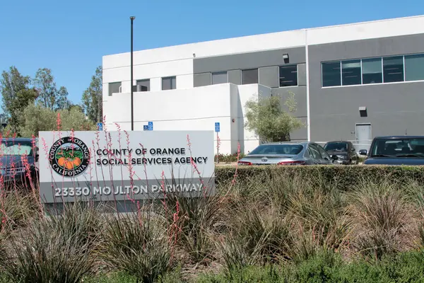 Lake Forest, California - ABD - 11 Mayıs 2025: Orange County, Sosyal Hizmetler Ajansı. SSA, sunulan birçok sosyal hizmet programının planlanmasından, uygulanmasından ve işletilmesinden sorumludur.. 