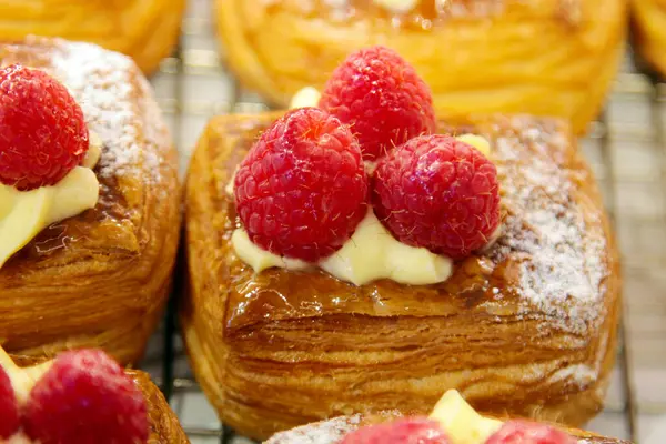 Kahvaltı çörekleri. Güne sağlıklı bir kahvaltıyla başla. Besleyici ve enerjik bir sabah yemeği için mükemmel. Taze pişmiş hamur işleri. Tatlı ve hamur işleri. Kafe menüsü, kahvaltı sepeti. Atıştırmalık ve tatlı. İkram. Kahvaltı yiyecekleri. Çörek..