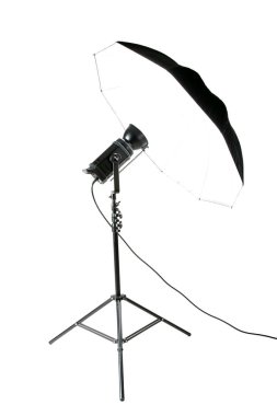 Klasik bir sahne ışığı. Bir beyazı izole ettim. Vintage Tiyatro, Film veya TV Stüdyo Işığı. Beyaz bir arka planda izole edilmiş. Fotoğraf stüdyoları ve moda fotoğrafçılığı için ekipman. Stüdyo fotoğrafçılığı ışıklandırması. Fotoğraf stüdyosu. 