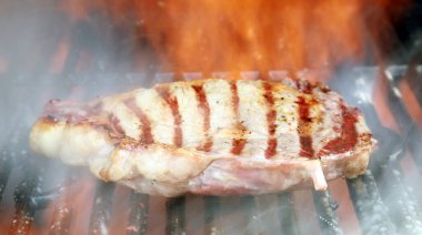 Biftek. Taze ızgara kemiksiz kaburga bifteği. Beyazda izole edilmiş. Ette ızgara izleri var. Biftek bifteği. Az pişmiş kaburga bifteğini baharat ve otlarla kes. Geleneksel entrecote, kaburgadan kesilmiş. BBC ızgarasında orta pişmiş biftek.. 