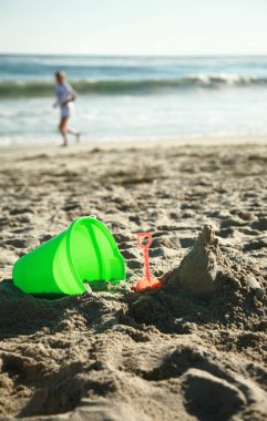 Yaz tatili, sıcak bir yaz gününde deniz ve sahil manzarası, kumsalda çocuk kumları oyuncakları, kumu kazmak. Kumdan kaleler ve kaleler yapmak. Okyanusta yüzüyordum. Güneş banyosu. Güneş yanığı. Güneş yanıkları. Tatil yeri. Egzotik Adalar. 