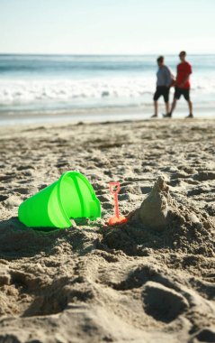 Yaz tatili, sıcak bir yaz gününde deniz ve sahil manzarası, kumsalda çocuk kumları oyuncakları, kumu kazmak. Kumdan kaleler ve kaleler yapmak. Okyanusta yüzüyordum. Güneş banyosu. Güneş yanığı. Güneş yanıkları. Tatil yeri. Egzotik Adalar. 