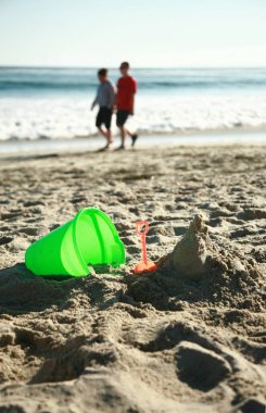 Yaz tatili, sıcak bir yaz gününde deniz ve sahil manzarası, kumsalda çocuk kumları oyuncakları, kumu kazmak. Kumdan kaleler ve kaleler yapmak. Okyanusta yüzüyordum. Güneş banyosu. Güneş yanığı. Güneş yanıkları. Tatil yeri. Egzotik Adalar. 