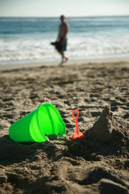 Yaz tatili, sıcak bir yaz gününde deniz ve sahil manzarası, kumsalda çocuk kumları oyuncakları, kumu kazmak. Kumdan kaleler ve kaleler yapmak. Okyanusta yüzüyordum. Güneş banyosu. Güneş yanığı. Güneş yanıkları. Tatil yeri. Egzotik Adalar. 