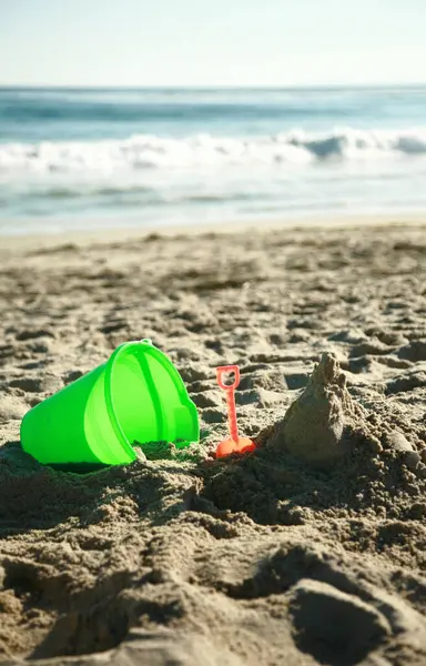 Yaz tatili, sıcak bir yaz gününde deniz ve sahil manzarası, kumsalda çocuk kumları oyuncakları, kumu kazmak. Kumdan kaleler ve kaleler yapmak. Okyanusta yüzüyordum. Güneş banyosu. Güneş yanığı. Güneş yanıkları. Tatil yeri. Egzotik Adalar. 