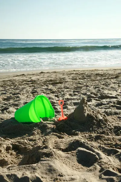 Yaz tatili, sıcak bir yaz gününde deniz ve sahil manzarası, kumsalda çocuk kumları oyuncakları, kumu kazmak. Kumdan kaleler ve kaleler yapmak. Okyanusta yüzüyordum. Güneş banyosu. Güneş yanığı. Güneş yanıkları. Tatil yeri. Egzotik Adalar. 