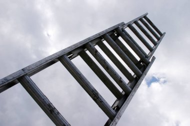 Başarıya giden merdiven. Uzatma merdiveni gökyüzüne kadar uzanıyor. Başarının merdiveni. Uzatma Merdiveni beyaz bulutlarla mavi gökyüzünü gösteriyor. Terfi ettim. Tebrik kartı. Cennete giden merdiven. Mavi gökyüzü ve bulutlu metal merdiven. Yukarı çıkıyorum. Başarı. 