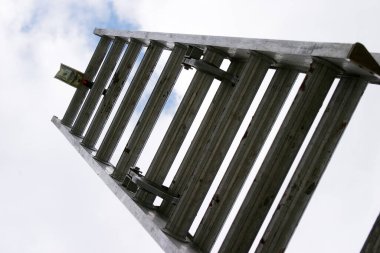 Başarıya giden merdiven. Uzatma merdiveni gökyüzüne kadar uzanıyor. Başarının merdiveni. Uzatma Merdiveni beyaz bulutlarla mavi gökyüzünü gösteriyor. Terfi ettim. Tebrik kartı. Cennete giden merdiven. Mavi gökyüzü ve bulutlu metal merdiven. Yukarı çıkıyorum. Başarı. 