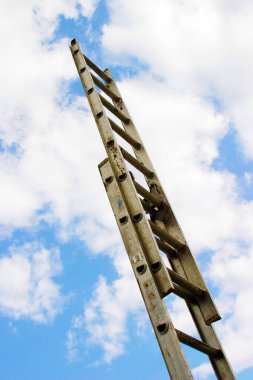 Başarıya giden merdiven. Uzatma merdiveni gökyüzüne kadar uzanıyor. Başarının merdiveni. Uzatma Merdiveni beyaz bulutlarla mavi gökyüzünü gösteriyor. Terfi ettim. Tebrik kartı. Cennete giden merdiven. Mavi gökyüzü ve bulutlu metal merdiven. Yukarı çıkıyorum. Başarı. 